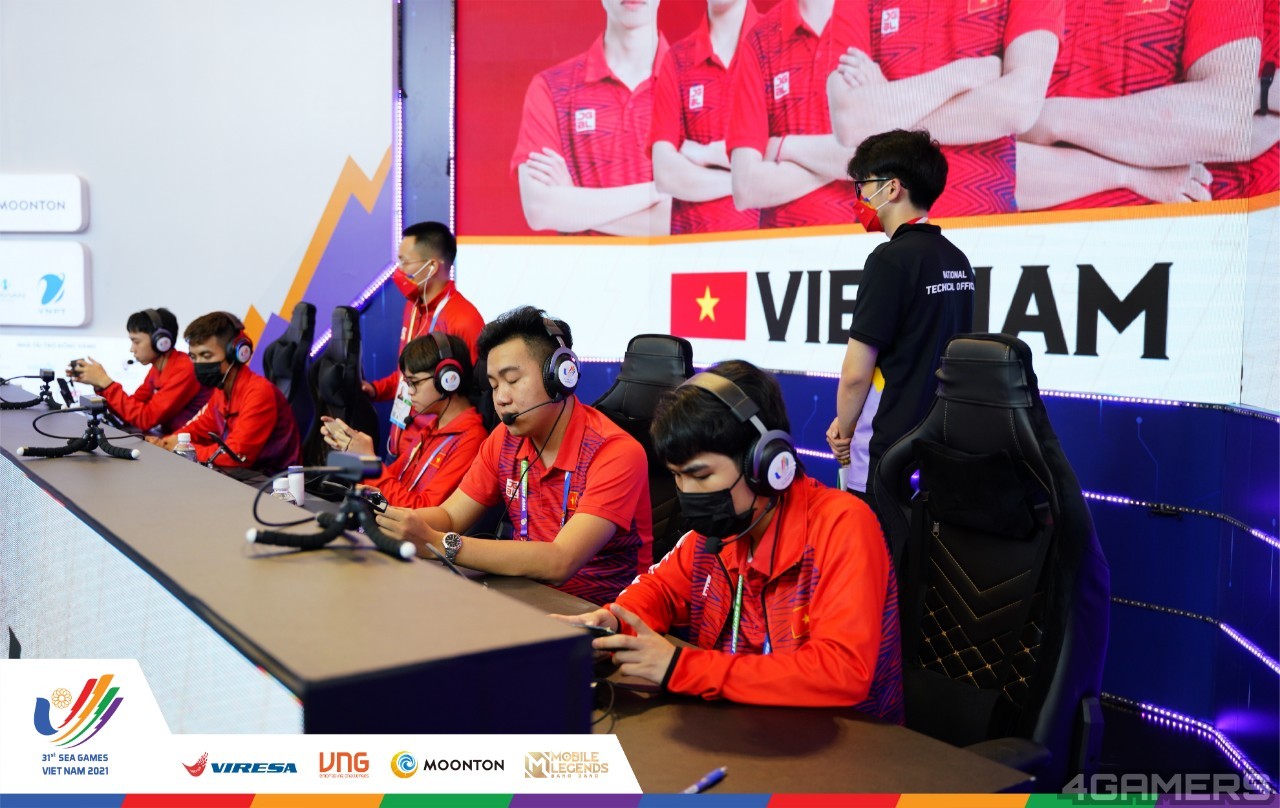 Trận đấu chung kết của bảng đấu diễn ra rất giằng co với phần thắng tại game 1 thuộc về đội tuyển Việt Nam