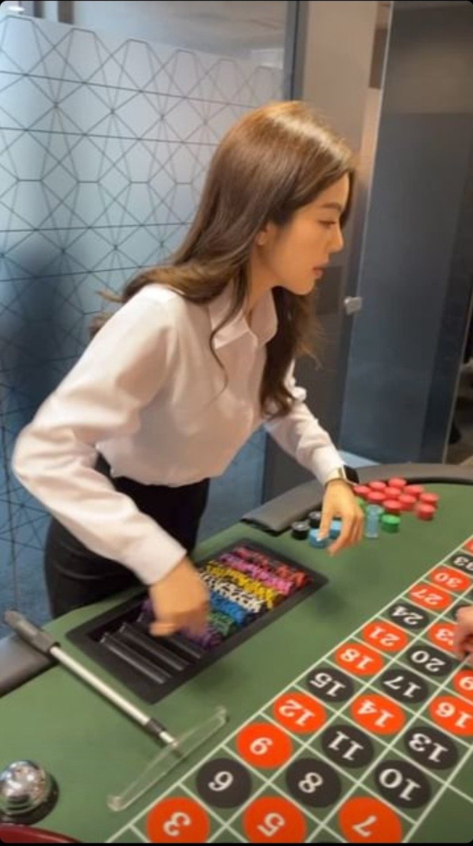 美女荷官| 4Gamers