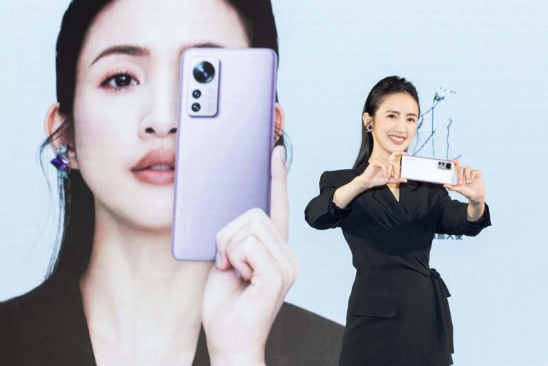2. 林依晨現場分享最愛Xiaomi 12系列的時尚外型及氣質的紫色，隨手一拿就能為穿搭更加分。