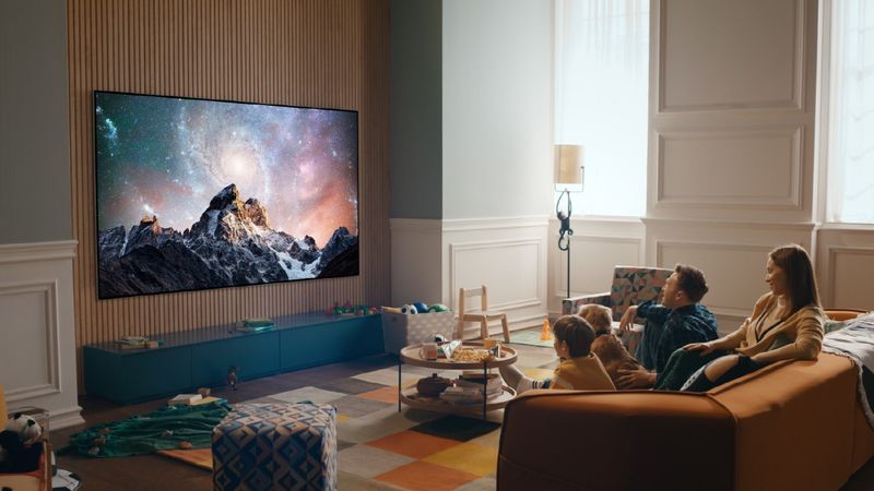LG 推出世界首創 97 吋 OLED 電視，並使用絕美的畫廊設計 (Gallery Design)，能更貼合牆面，為空間注入優雅質感。