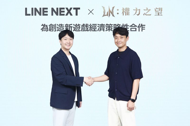 【圖1】LINE NEXT策略長 金佑奭(左)與Smilegate董事 韓在暎(右)發布雙方攜手合作在全球數位商務平台DOSI上推出《權力之望》MMORPG專用遊戲物品交易市集