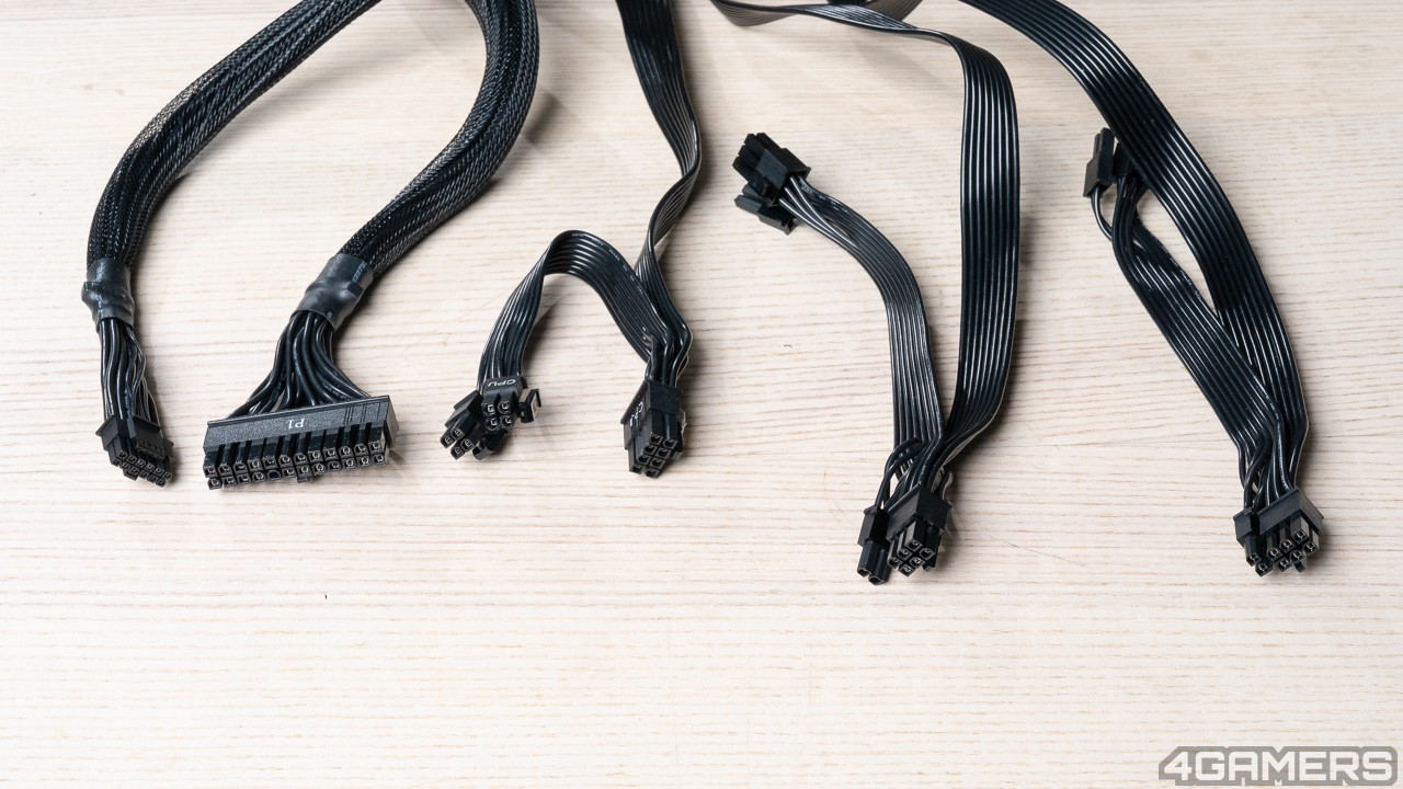 由左而右依序為 12V-2x6、24Pin、CPU 8P*2、PCIe 8Pin*2 兩組