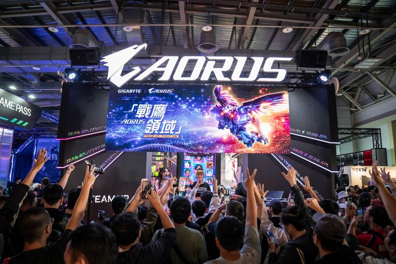 技嘉「AORUS 戰鷹領域」吸引大批玩家與粉絲湧入參與，現場人潮爆滿、氣氛沸騰，成為 WirForce 2025 最具話題的展區之一。（技嘉科技提供）