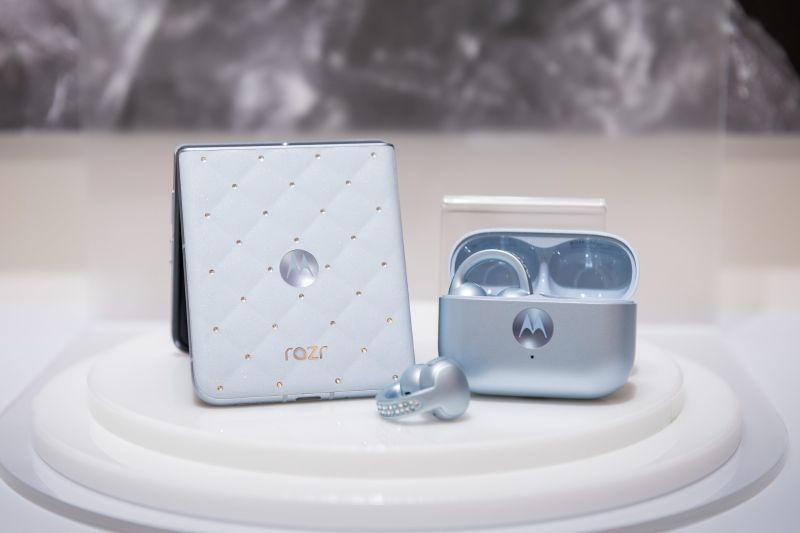 04 Motorola攜手Swarovski