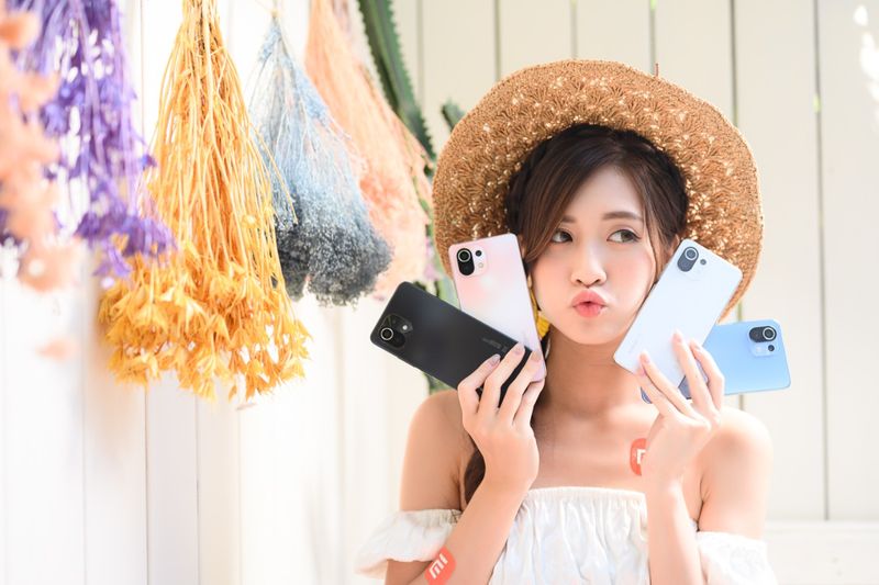 Xiaomi 11 Lite 5G NE提供糖果藍、蜜桃粉、雪花白、松露黑四種亮眼色系，將於10月8日於正式開賣。