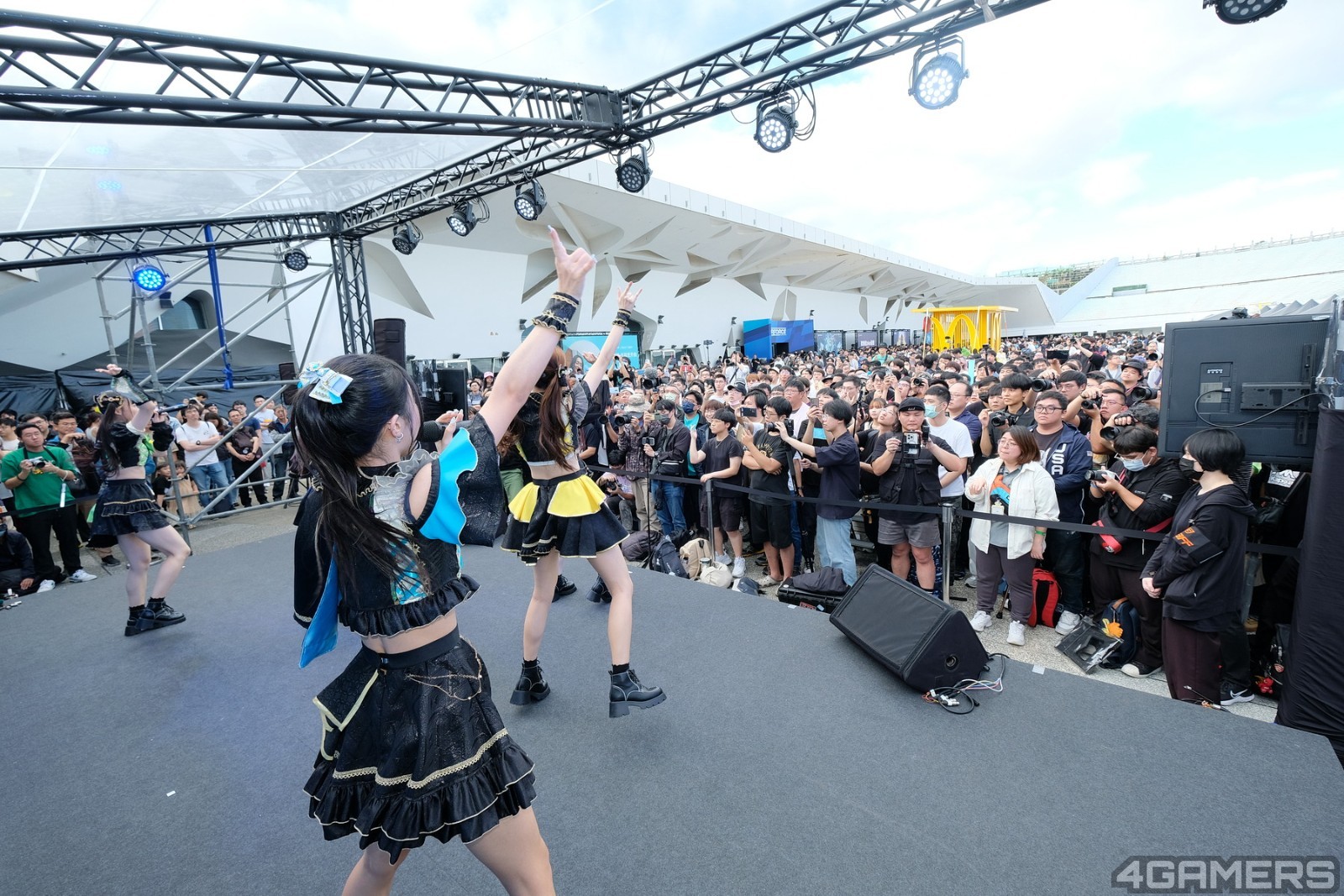 (圖片三)日系偶像在WirForce舞台上賣力表演，粉絲熱情應援響徹園區